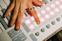 Charger l'image dans la galerie, Novation LAUNCHKEY-61-WH Mk4 - Clavier maitre 61 touches, 16 pads, 8 encodeurs, 9 faders, édition White