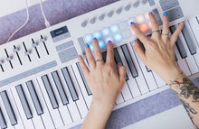 Charger l'image dans la galerie, Novation LAUNCHKEY-61-WH Mk4 - Clavier maitre 61 touches, 16 pads, 8 encodeurs, 9 faders, édition White