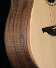 Charger l'image dans la galerie, Sheeran by Lowden W-04 - Solid sitka top - L.R. Baggs Element incl. Bag