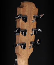 Charger l'image dans la galerie, Sheeran by Lowden S-02 - Solid sitka top - L.R. Baggs Element incl. Bag