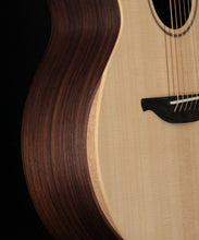 Charger l'image dans la galerie, Sheeran by Lowden S-02 - Solid sitka top - L.R. Baggs Element incl. Bag