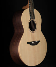 Charger l'image dans la galerie, Sheeran by Lowden S-02 - Solid sitka top - L.R. Baggs Element incl. Bag