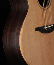 Charger l'image dans la galerie, Sheeran by Lowden S-03 - Solid cedar top - L.R. Baggs Element incl. Bag