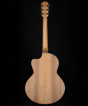 Charger l'image dans la galerie, Sheeran by Lowden S-04 - Solid sitka top - L.R. Baggs Element incl. Bag