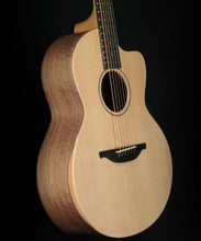 Charger l'image dans la galerie, Sheeran by Lowden S-04 - Solid sitka top - L.R. Baggs Element incl. Bag