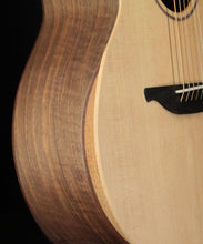 Charger l'image dans la galerie, Sheeran by Lowden S-04 - Solid sitka top - L.R. Baggs Element incl. Bag