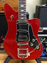 Charger l'image dans la galerie, DUESENBERG CARIBOU Limited Edition Candy Apple Red Guitare Electrique avec etui