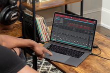 Charger l'image dans la galerie, AKAI PROFESSIONAL MPKMINIMKIII Mini touches USB  8 pads écran OLED