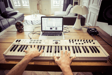 Charger l'image dans la galerie, ARTURIA - OAR ESSENTIAL-61 CLAVIER MAITRE 61 touches - blanc