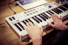 Charger l'image dans la galerie, ARTURIA - OAR ESSENTIAL-61 CLAVIER MAITRE 61 touches - blanc