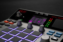 Charger l'image dans la galerie, AKAI MPC SAMPLE Sampleur, séquenceur et processeur d'effets nomade autonome sur batterie
