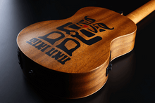 Charger l'image dans la galerie, LAG TKU150TE UKULELE Tenor Slim Arched Back Électro avec housse
